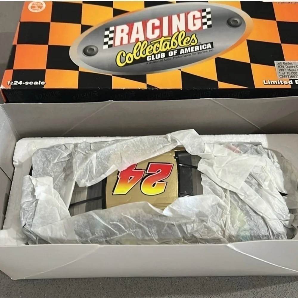 Jeff Gordon #24 DuPont Chroma Premier 1997 Monte Carlo 1:24 Diecast Car